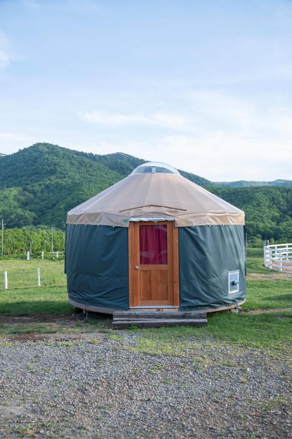 Отель The Yurts At Margo'S Garden, Kiroro Akaigawa Экстерьер фото
